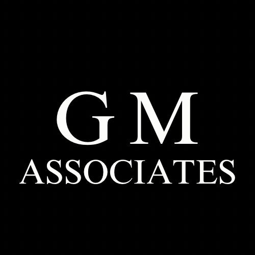Sort baggrund med hvid tekst: GM ASSOCIATES