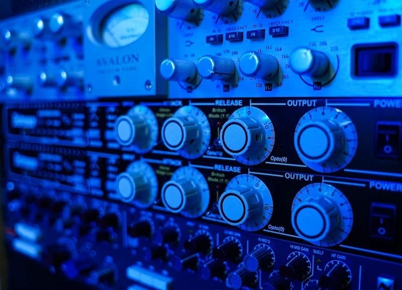 Analog recording hardware Avalon 737 Distressor Neve 8803 1073
