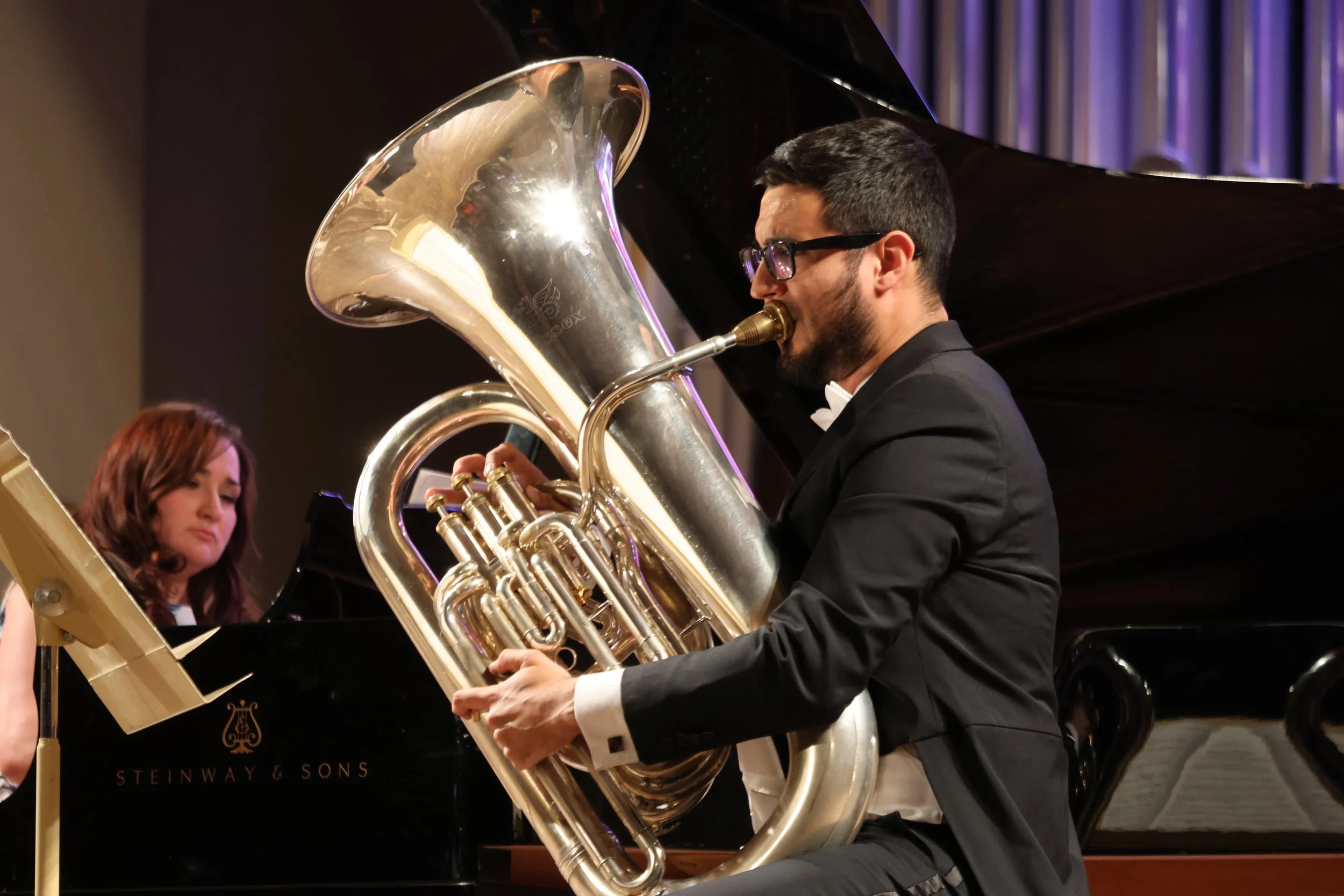 Igor Martínez, solista de tuba, interpretando un recital con piano. Artista Wessex Tubas