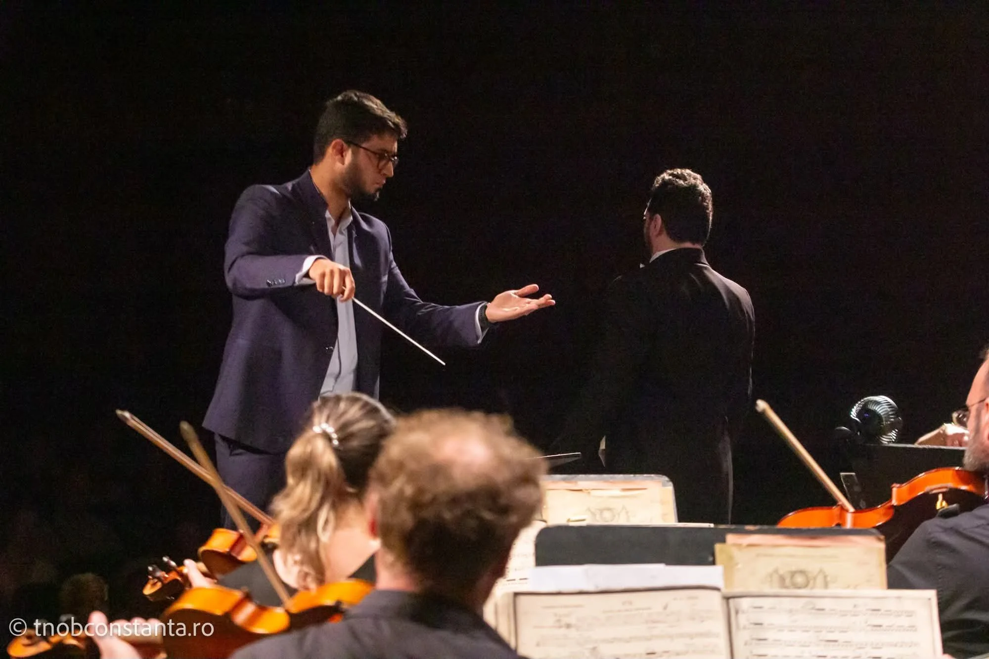 Le chef d'orchestre Igor Martínez dirigeant un concert en Roumanie, Orchestre de l'Opéra de Constanta