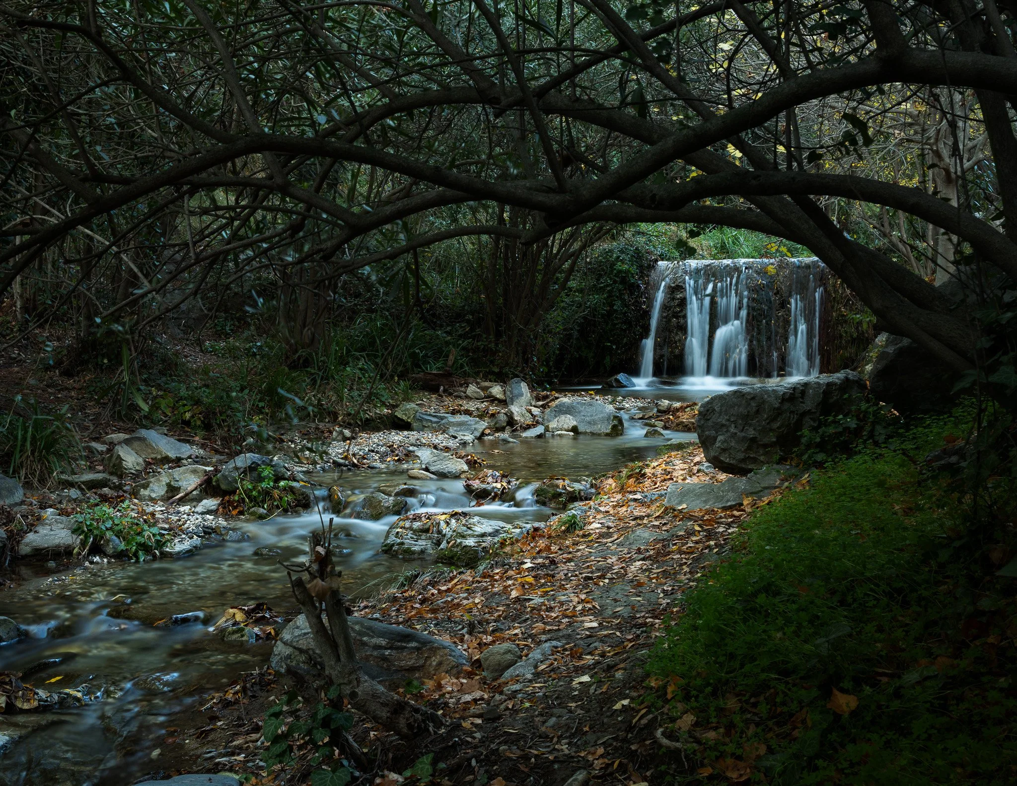 Escondida en la Fábrica de Luz, Andalucía, una cascada en el bosque donde el tiempo se detiene y el agua talla su silencioso camino entre piedra y sombra.----Hidden in Fábrica de Luz, Andalucía, a woodland waterfall where time slows and water carves 