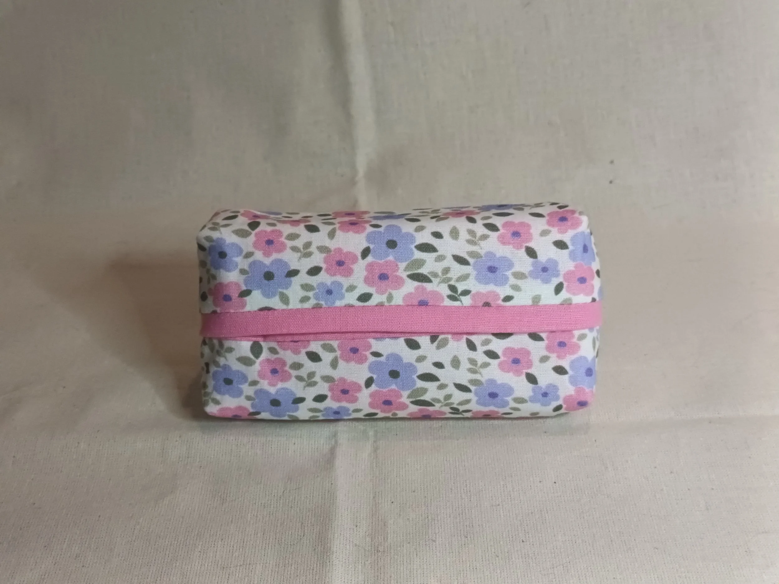 WHITE  DAISY  TRAVEL TISSUE HOLDER
