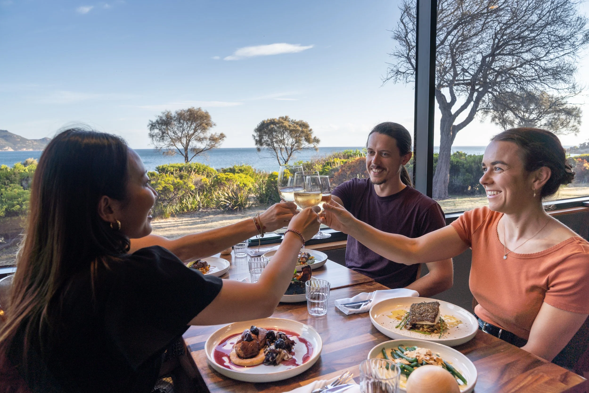 Australia-Tasmania-Edge-of-the-Bay-seaside-toasting-dining-friends-restaurant-6462.jpg