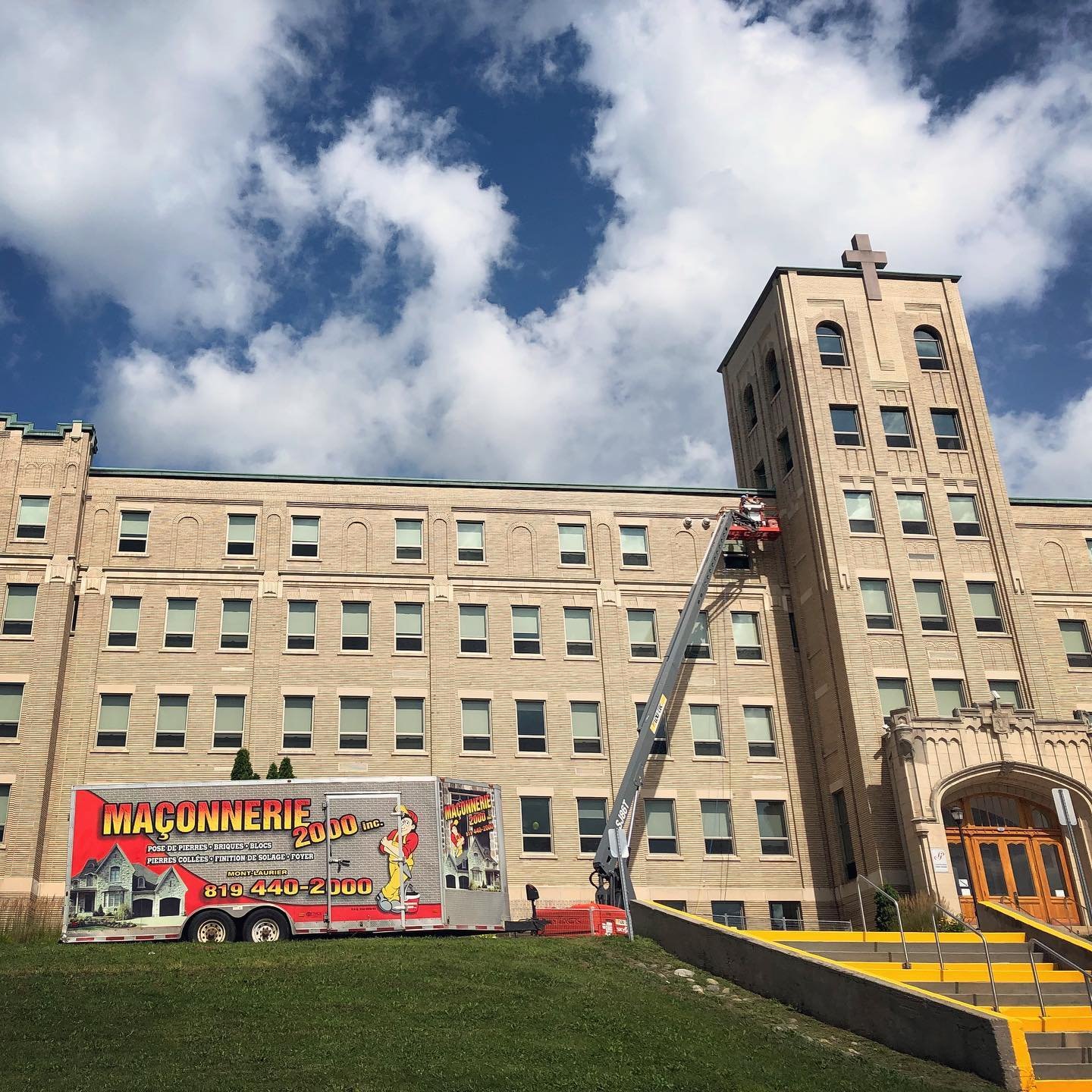 Restauration d&rsquo;une polyvalente 
#brick#maconnerie#masonrywork#restauration#bricklaying#bricklayingskills#brickwall#bricklayers#construction#constructionequipment