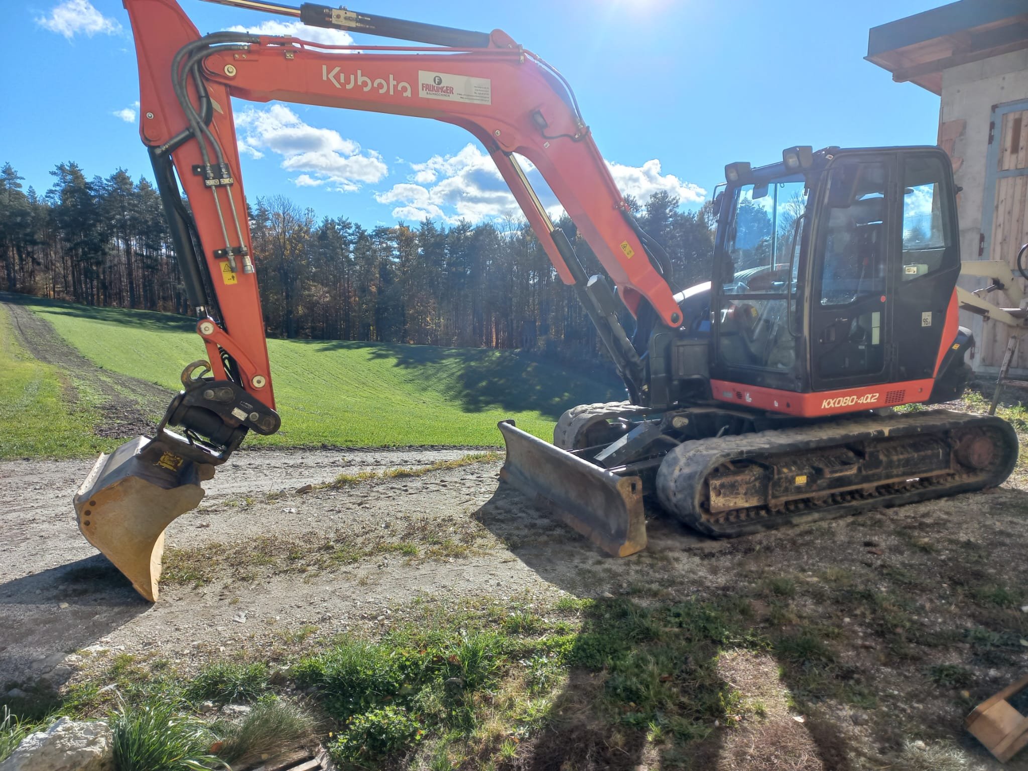 Bagger mit Greifarm auf Baustelle im Freien von Erdbau Tauchner