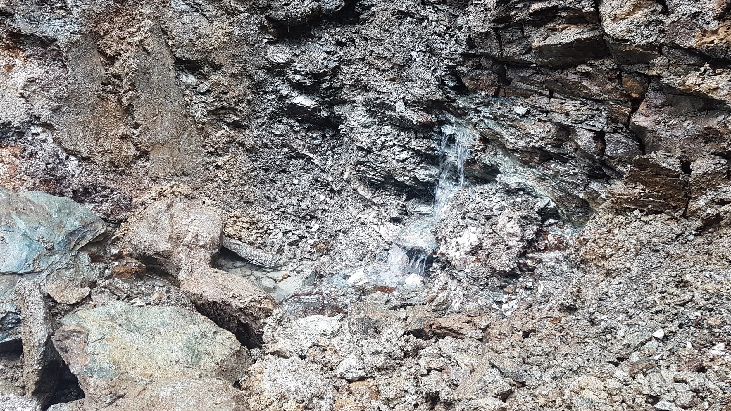 Kleiner Wasserfall in felsiger Gebirgslandschaft