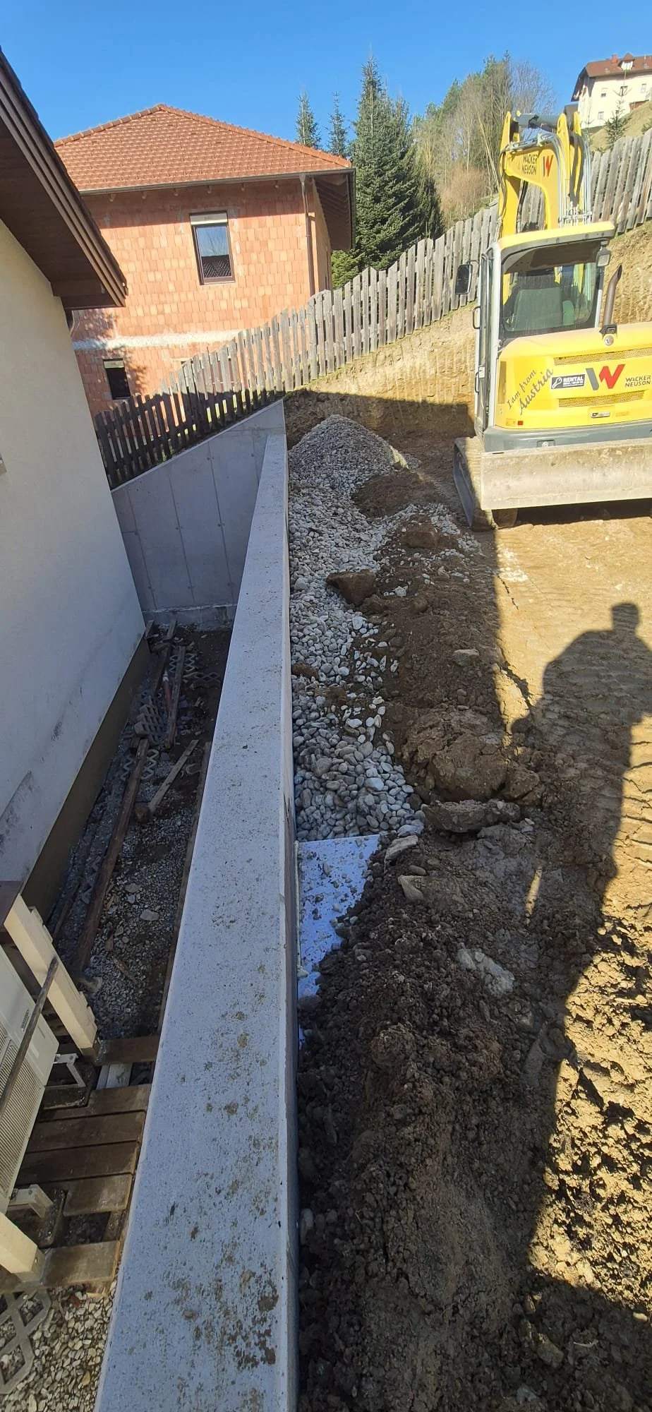 Baustelle mit einem Bagger von Erdbau Tauchner bei erdbau arbeiten