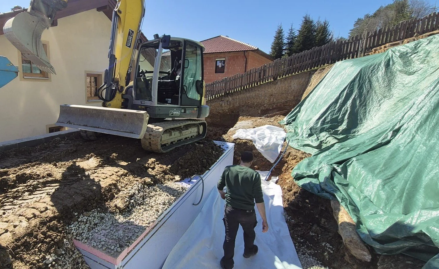 Bauarbeiten auf einer Baustelle mit Bagger.