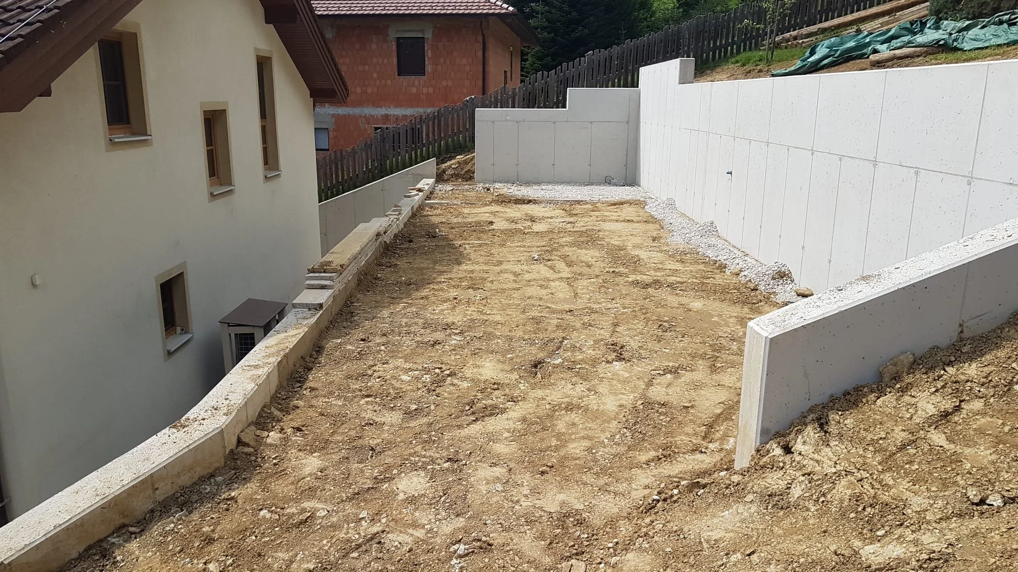 	
Baustelle mit einer neu errichteten Mauer
