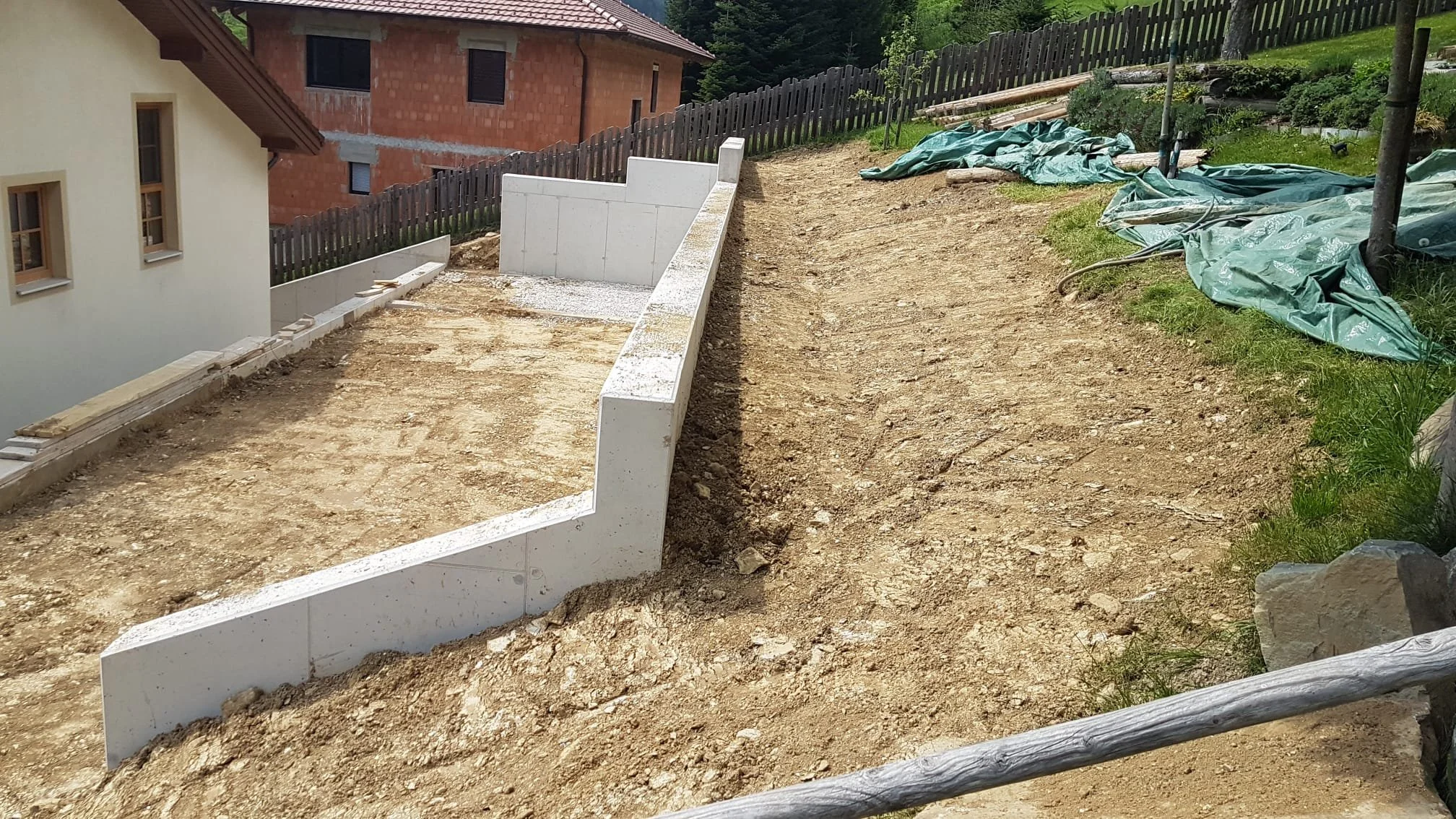 Baustelle mit einer neu errichteten Mauer