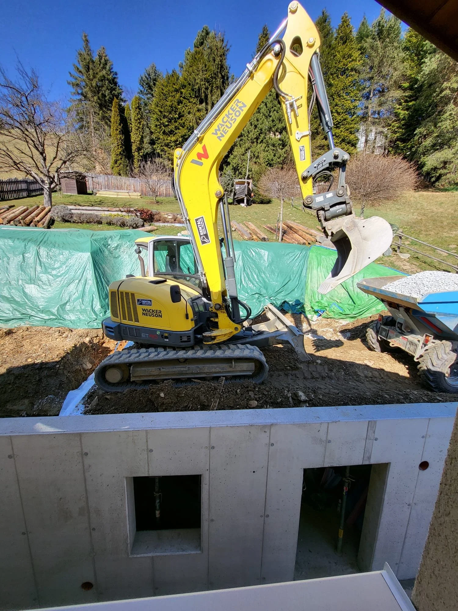 Bagger bei Bauarbeiten auf einer Baustelle.