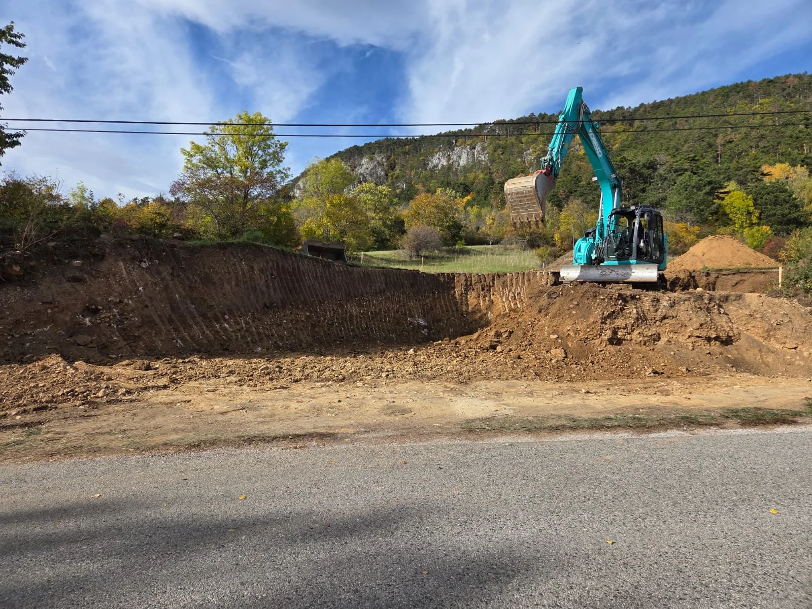 Ein Bagger arbeitet auf einer Baugrube im Freien.