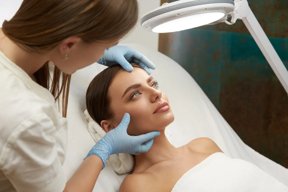 Estetisk behandling med microneedling utført av lege i Oslo