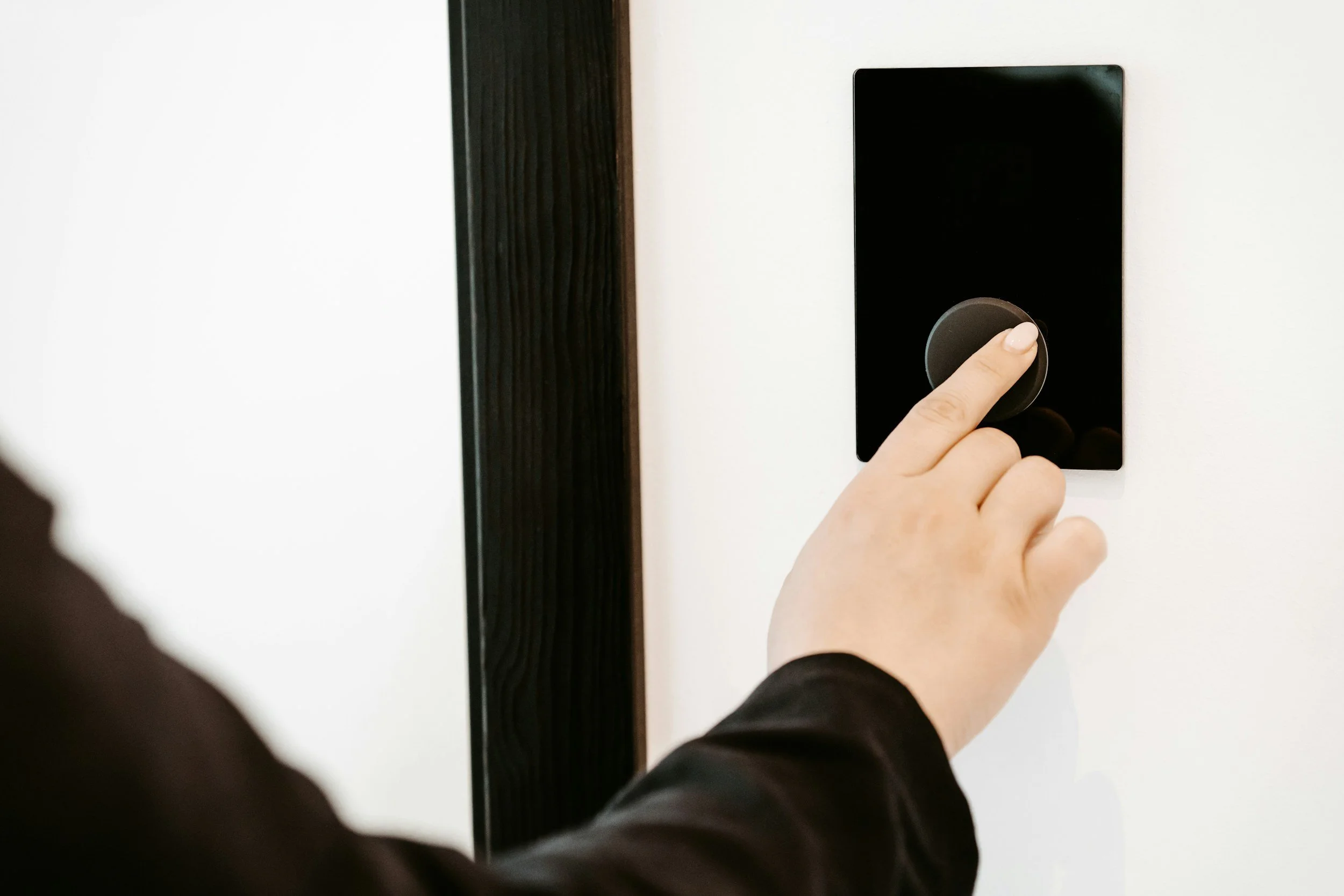 Lutron Caseta vs. DIY Smart Switches: What Ventura County Homeowners Need to Know