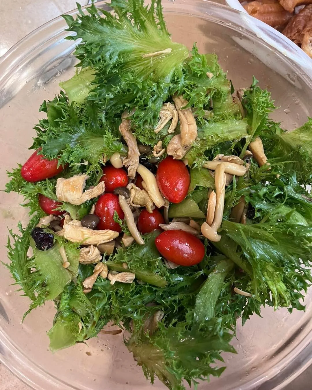 最近吃到一道非常美味的火焰萵苣沙拉，雞胸肉，小蕃茄和葡萄乾，再加上用奶油炒香的菇菇再淋上橄欖油和CALSAMIC醋，看起來很有聖誕節的感覺！

火焰萵苣開花了怎麼辦呢？來快炒豬肉薄片吧！ #食農教育 #2026兒童冬令營 #火焰萵苣