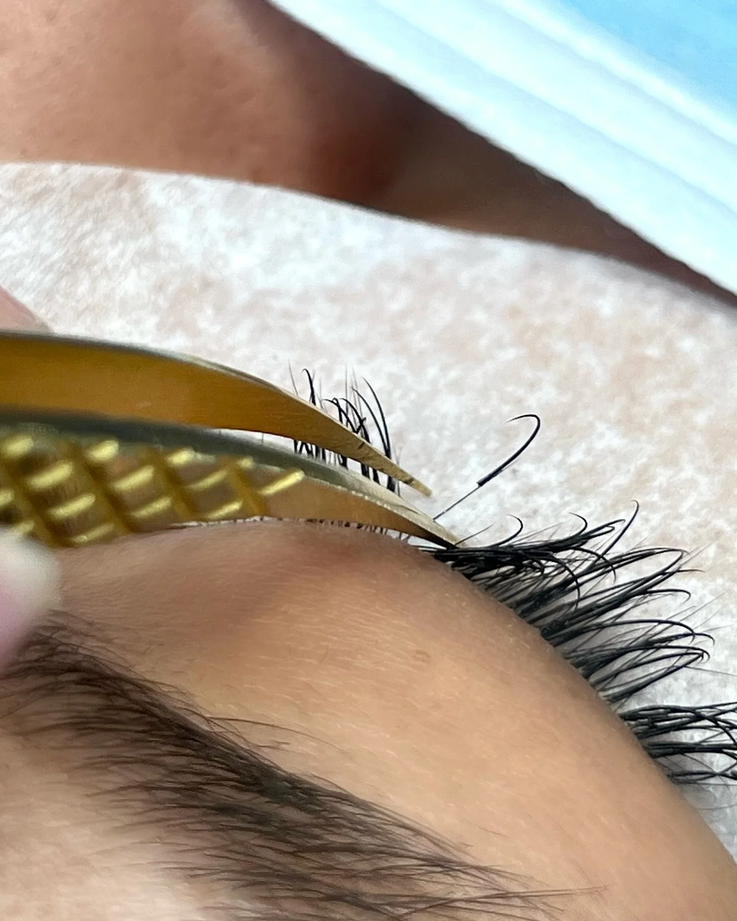 𝘧𝘰𝘶𝘳𝘵𝘩+ 𝘸𝘦𝘦𝘬 𝘳𝘦𝘧𝘪𝘭𝘭 🌱 | A reminder that healthy lash growth is possible with well-applied lash extensions!