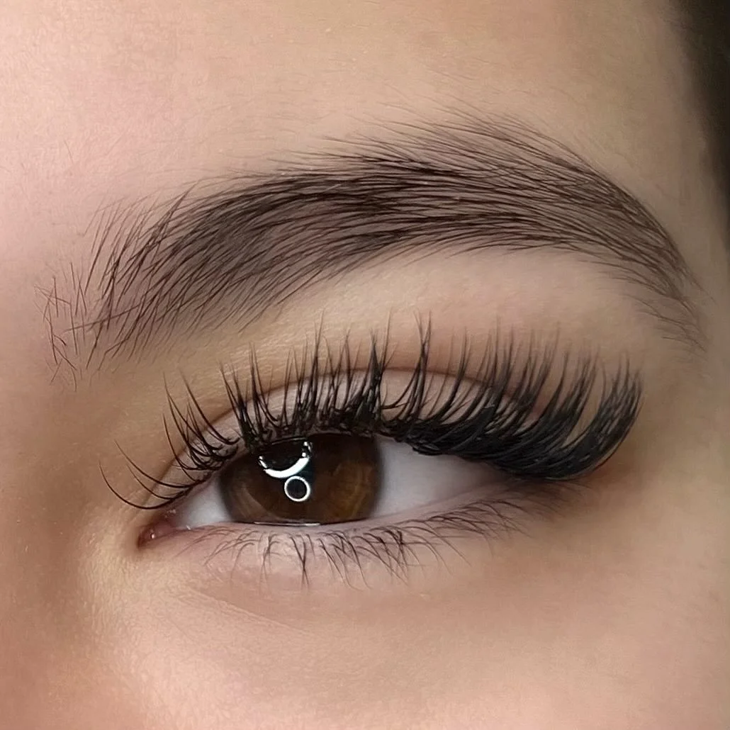 La pose classique | Dans cette technique, une seule extension est appliqu&eacute;e &agrave; chacun des cils naturels, les rendant plus longs &amp; volumineux! 🤍

Lien dans ma bio pour prendre rendez-vous | Link in my bio to book an appointment 🫶🏼
