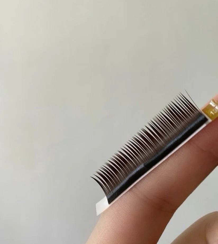 Pour un effet plus naturel, demandez des cils bruns &agrave; votre prochain rendez-vous! 🍫 

*Autres couleurs que brun ou noir disponibles sur demande au frais de +5$ par rendez-vous. (Merci de nous aviser ~1 semaine &agrave; l&rsquo;avance afin d&r