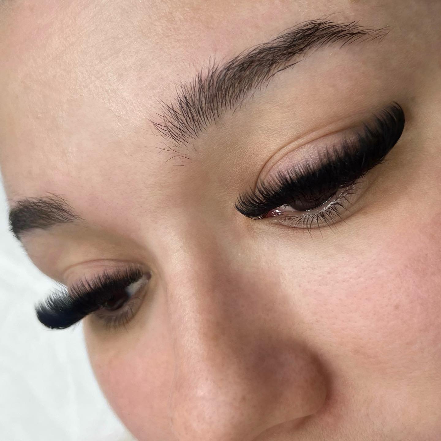 M&eacute;ga Volume 🖤 11-15mm courbure D
Lien dans ma bio pour prendre rendez-vous!

#lashextensions #extensionsdecils #cilsmontreal #lashesmontreal #volumelashes #lashextensiontraining #lashextensionsmontreal #cilsvolume #cilsvolumerusse #lashstylis