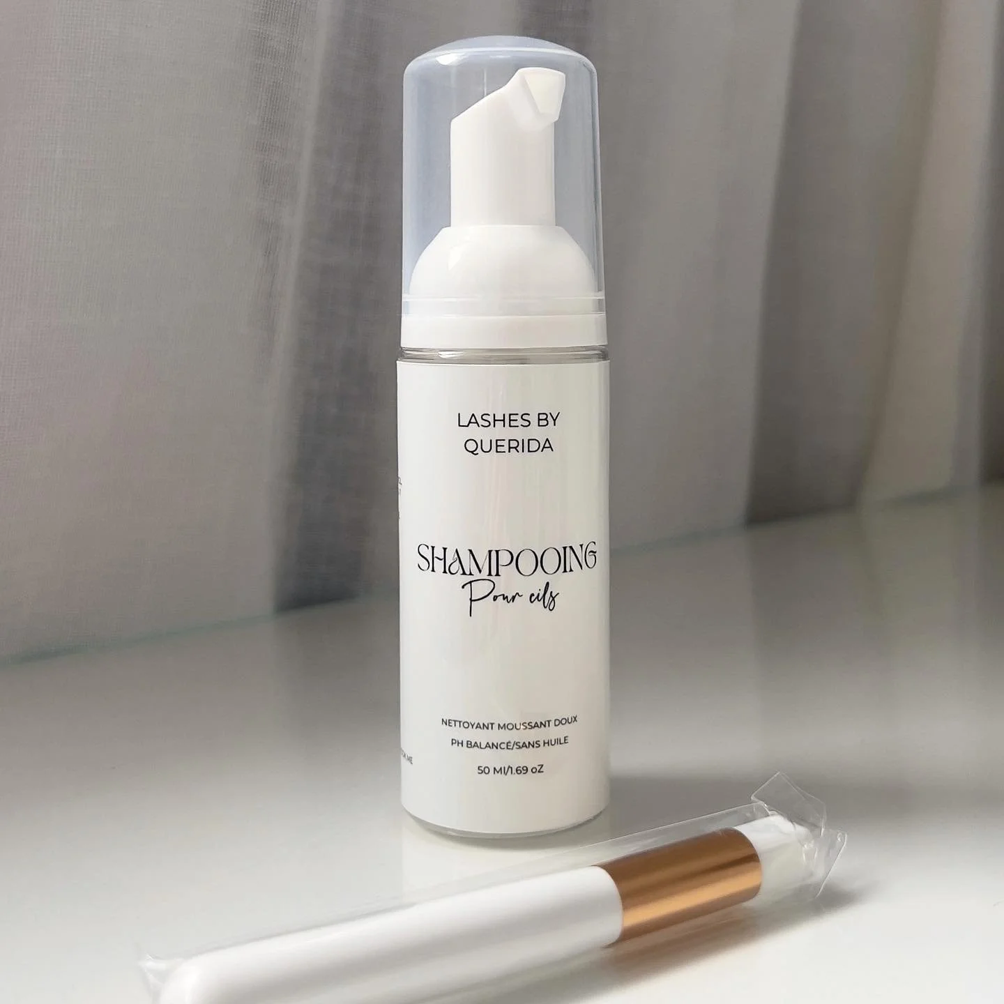 Pourquoi il est important de laver nos extensions de cils? 🫧 

Les deux raisons principales: Prolonger la tenue des extensions en &eacute;liminant la salet&eacute;, le maquillage et le s&eacute;bum s&rsquo;&eacute;tant accumul&eacute; sur les cils e