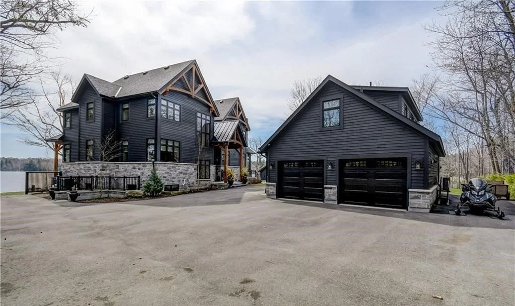 Luxury waterfront cottage on Moon River