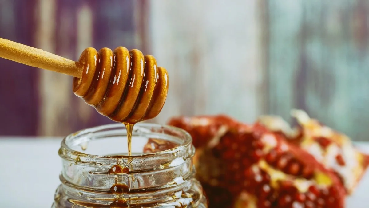 Honey and pomegranate, symbols of Rosh Hashanah, for a blogpost about rosh hashanah videos for kids