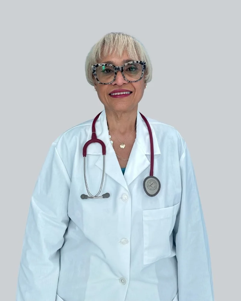 Dra. Mirza I. Ortiz Torres, pediatra de Family Health Clinic, con bata blanca y estetoscopio