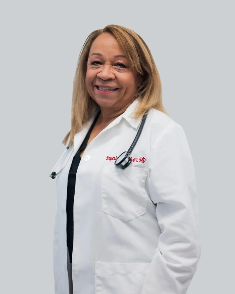 Dra. Eugenia Ayala Rivera, pediatra de Family Health Clinic, con bata blanca y estetoscopio