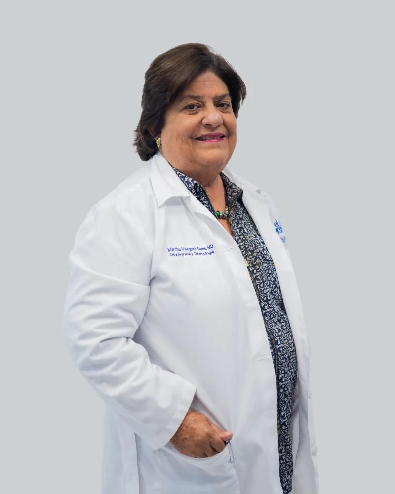 Dra. Martha Vázquez Ramil, ginecóloga y obstetra de Family Health Clinic, con bata blanca