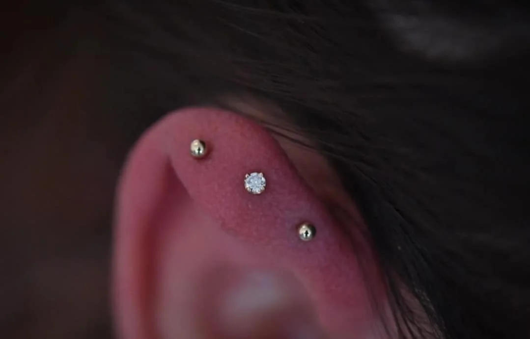 Triple helix rim ear piercing with gold
Body Vision Los Angeles ( BVLA )