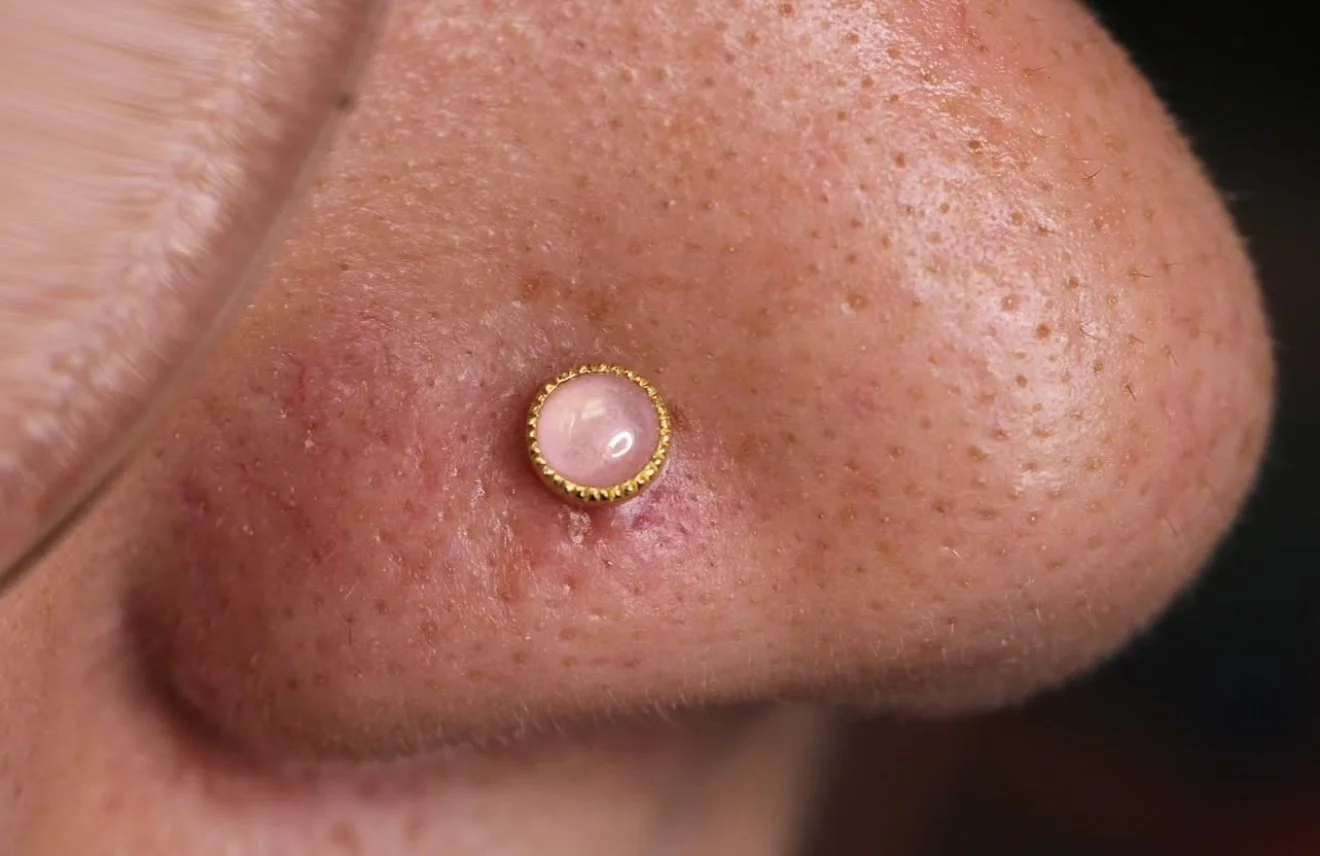 Nostril piercing with yellow gold and rose quartz