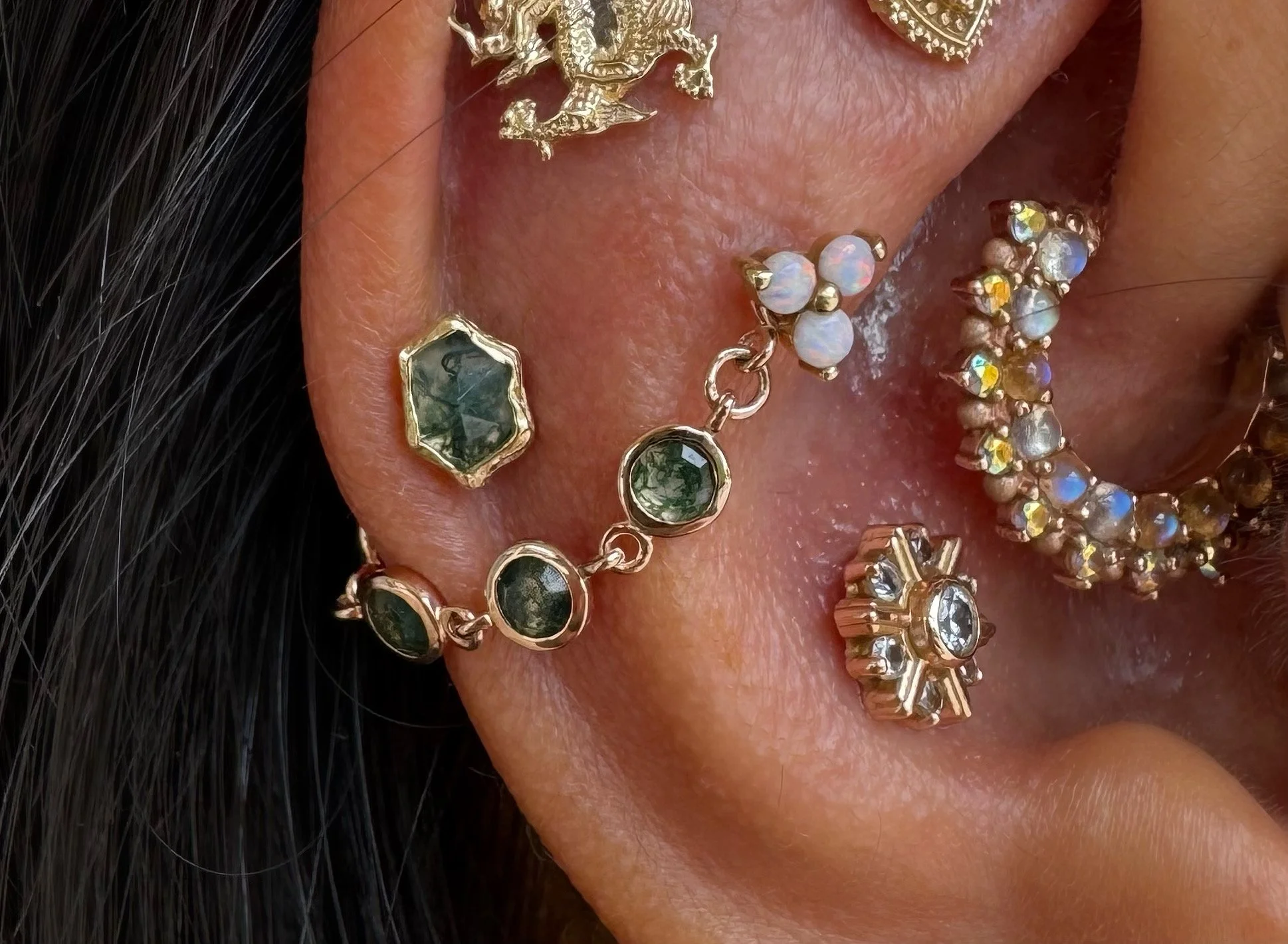 Helix piercing with a yellow gold Pump Up the Volume end with Moss Agate from Buddha Jewelry and a Vanja chain with Moss Agate from Junipurr Jewelry