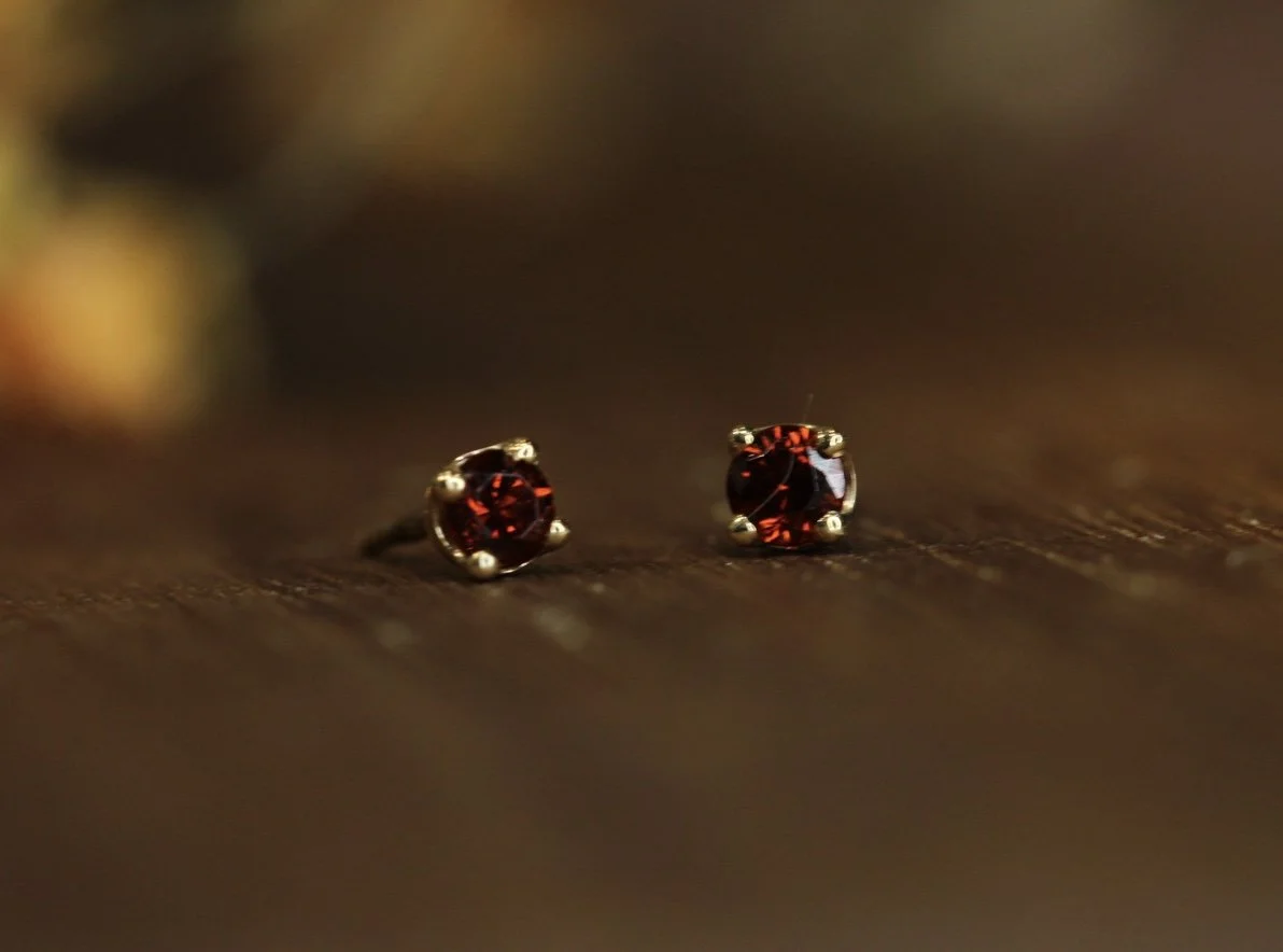 Body Vision Los Angeles ( BVLA )
2mm prong threadless pin
yellow gold with garnet