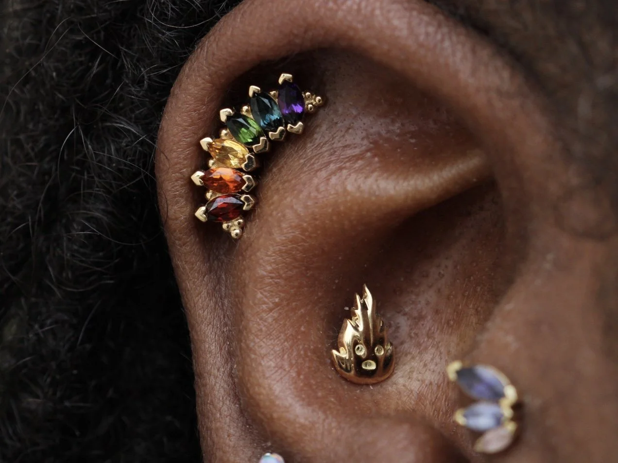 Ear styling with gold
Helix piercing - BVLA Marquise Panaraya with genuine gemstones in yellow gold
Tragus piercing - BVLA French Kiss in yellow gold 
Conch piercing - Calcifer in yellow gold by KIWII jewelry