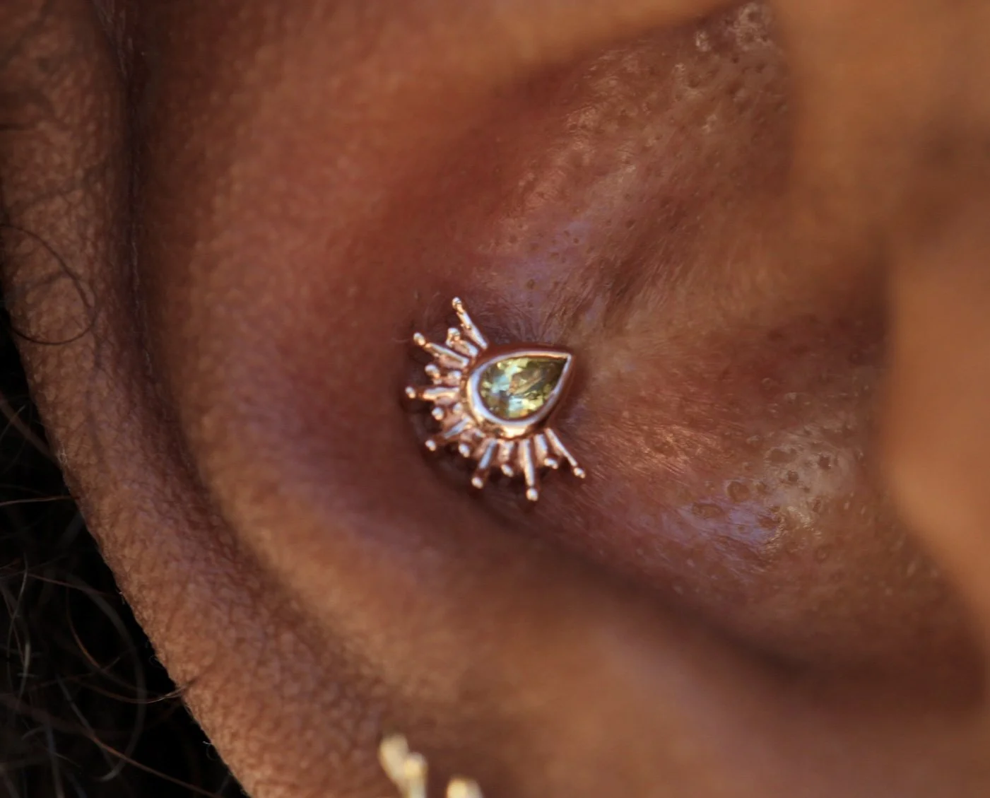 Conch piercing with BVLA tiny Borderline in rose gold and Peridot
