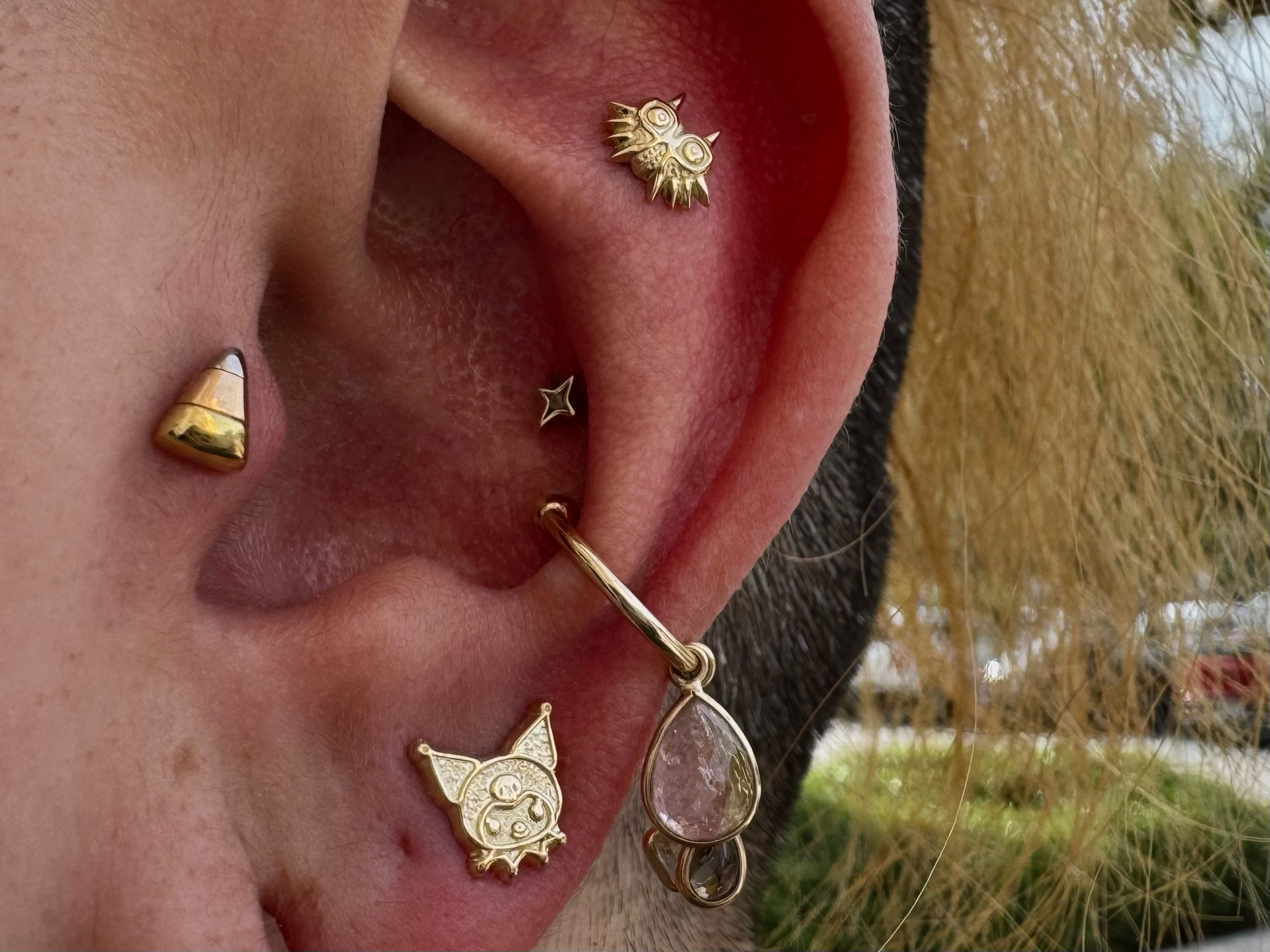 Ear styling with gold 
jewelry from Anatometal, modern mood, kiwii, body gems, diablo organics