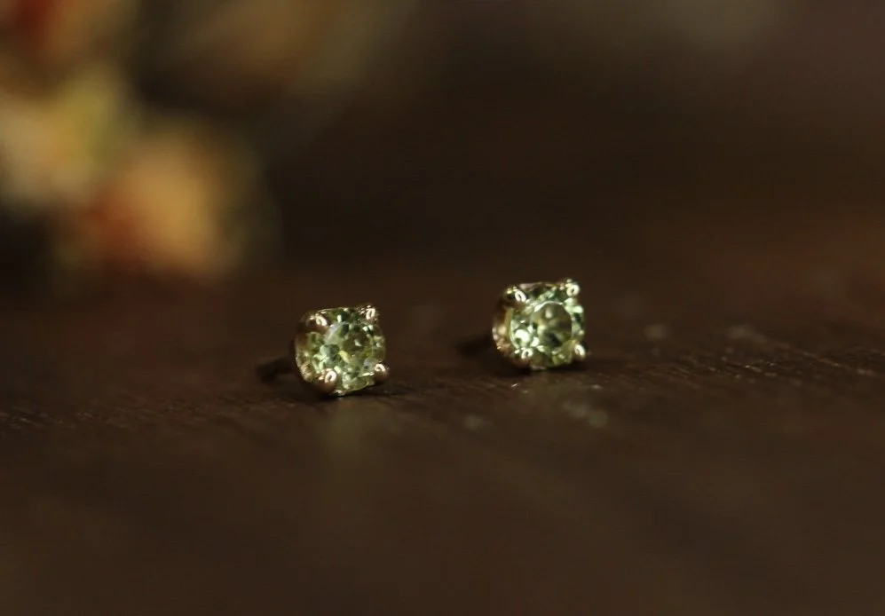 Body Vision Los Angeles ( BVLA )
2mm prong threadless pin
yellow gold with peridot