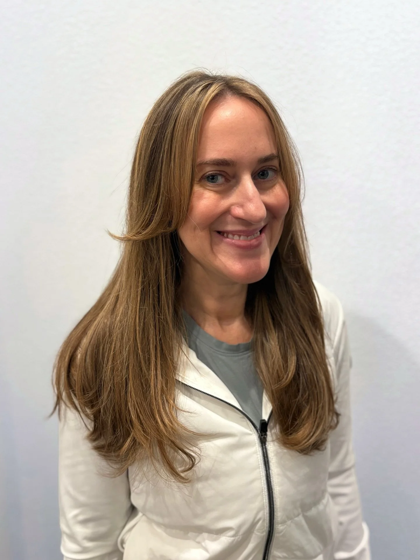 Soft layers, natural brightness, effortless wear 🤍

#pdxhair #portlandhairstylist #lakeoswego #blonde #annastasiasalonportland @annastasiasalonportland