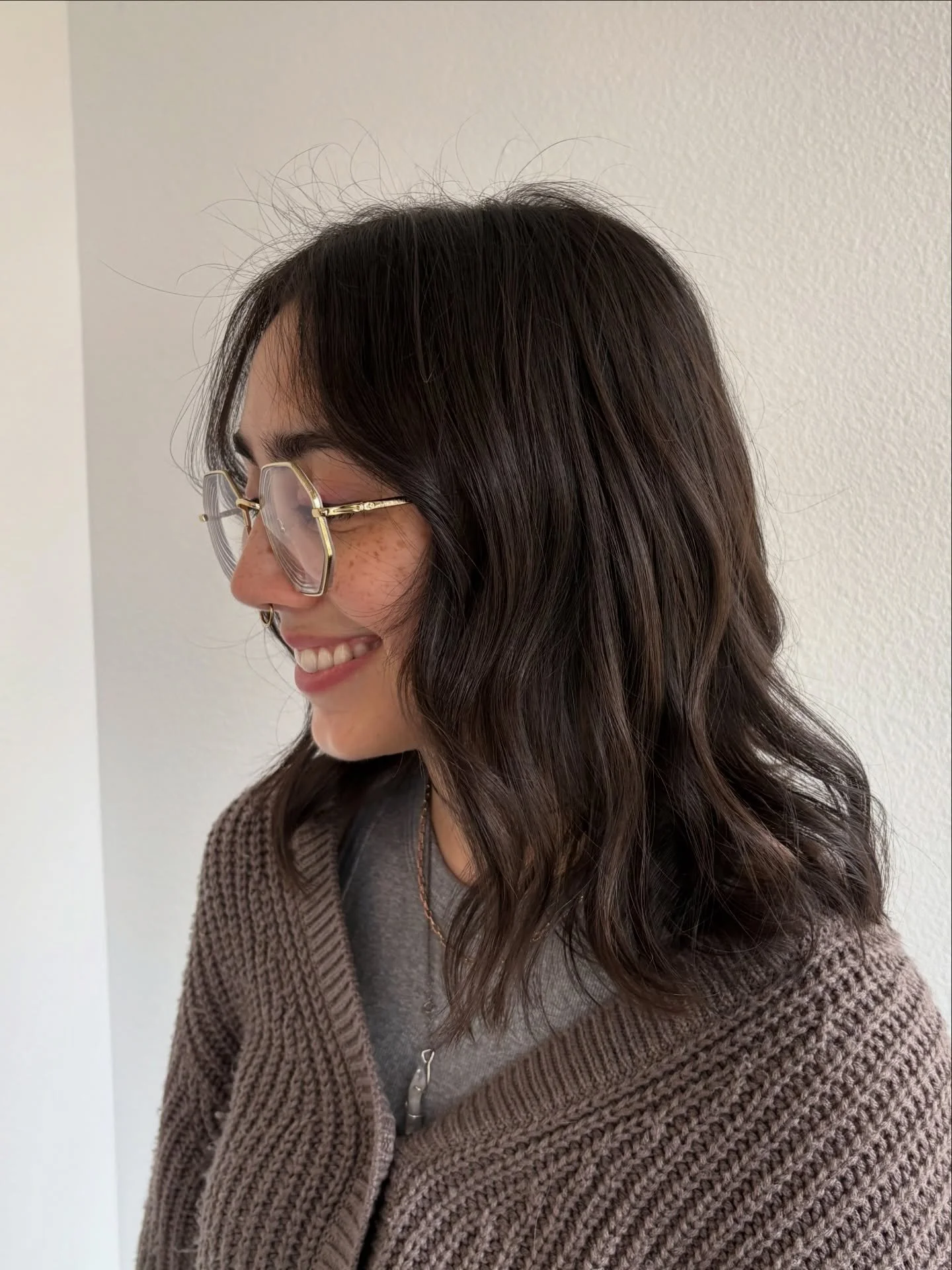 Soft structure. Lived-in movement.
A refined cut that does the work for you ~ even on air-dry days. ✂️
New clients get $25 off 🤎
DM or book through the link in my bio! 

#haircut #pdxhair #lakeoswego #portlandhairstylist #annastasiasalonportland @an