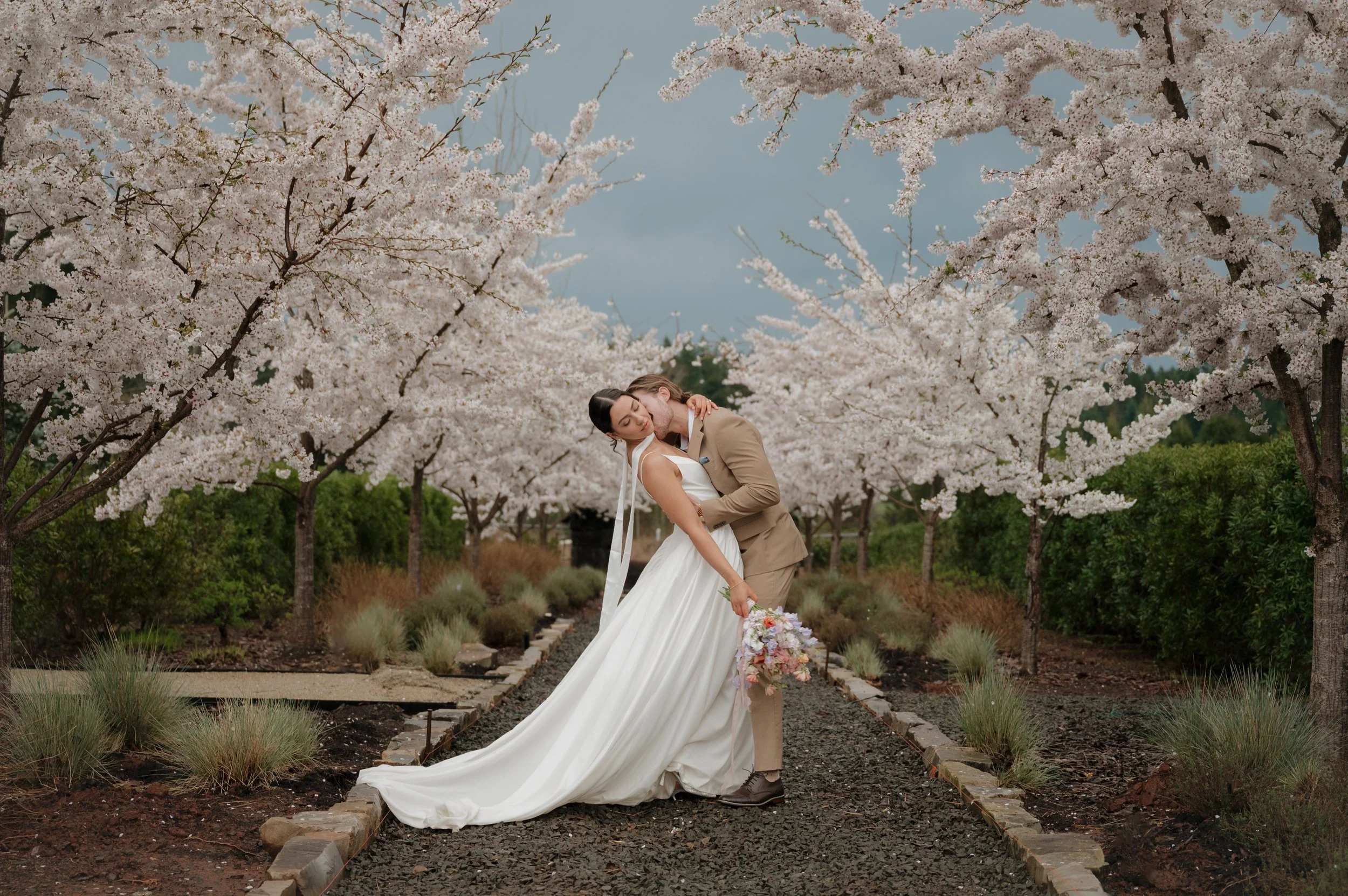 wedding couple at chateau de lis