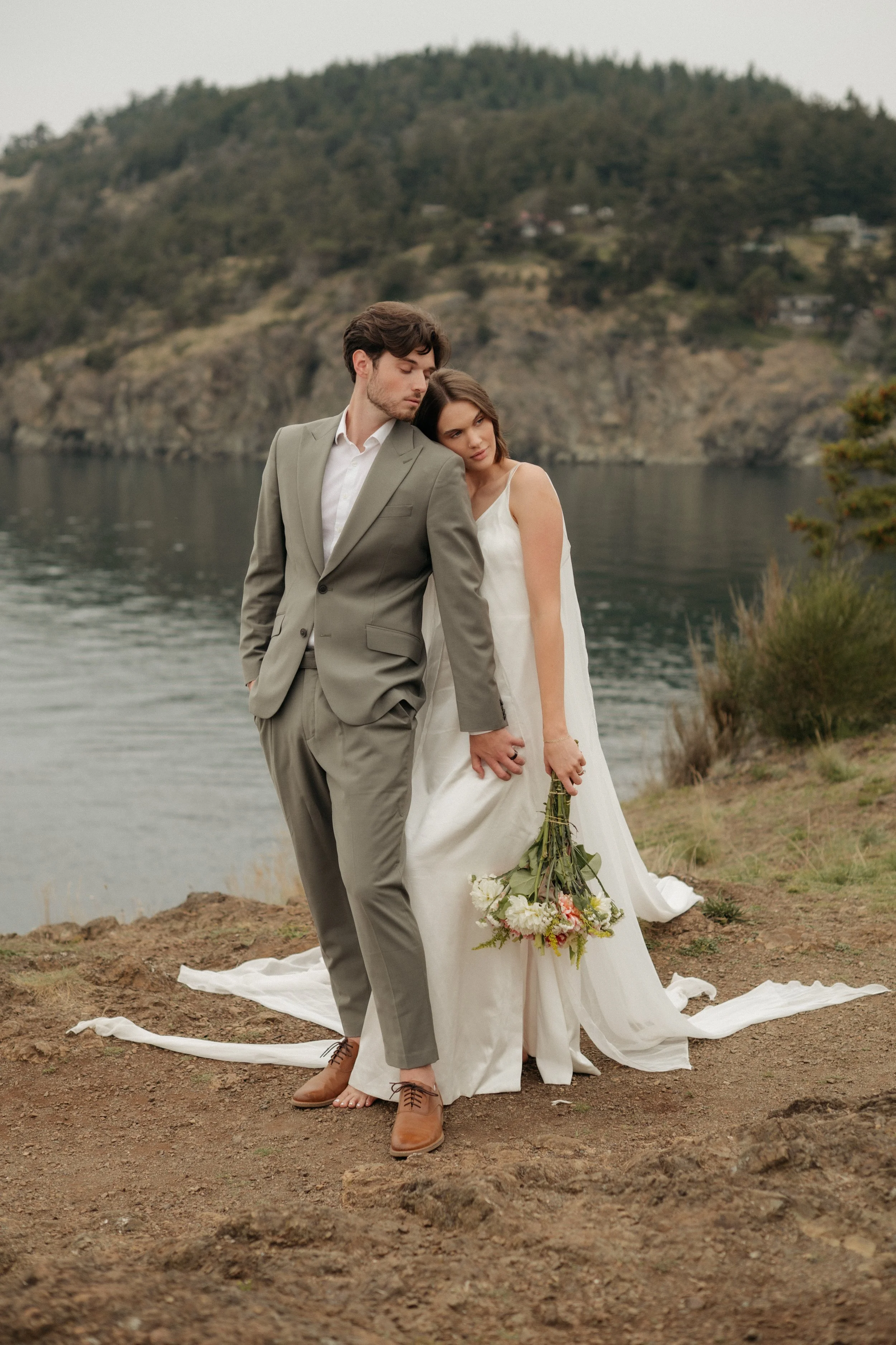 elopement couple at deception pass state park