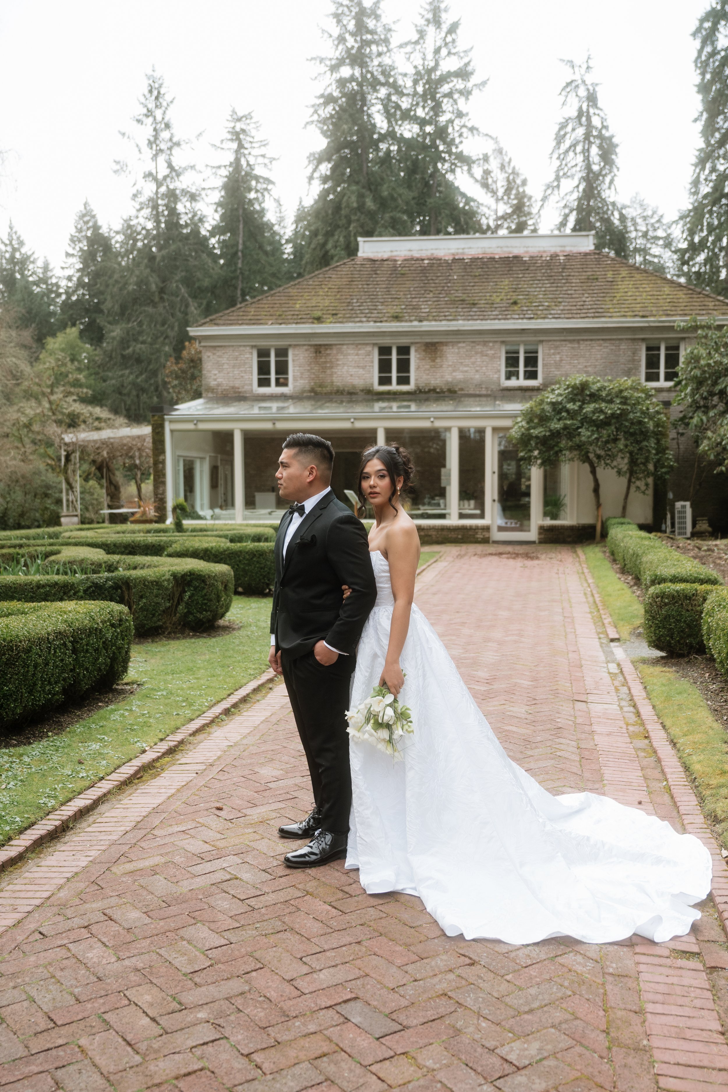 lakewold-gardens-wedding-couple