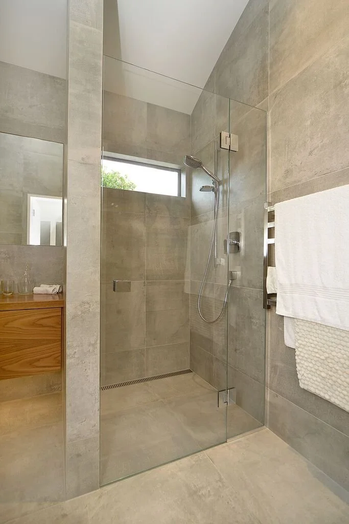 Frameless shower