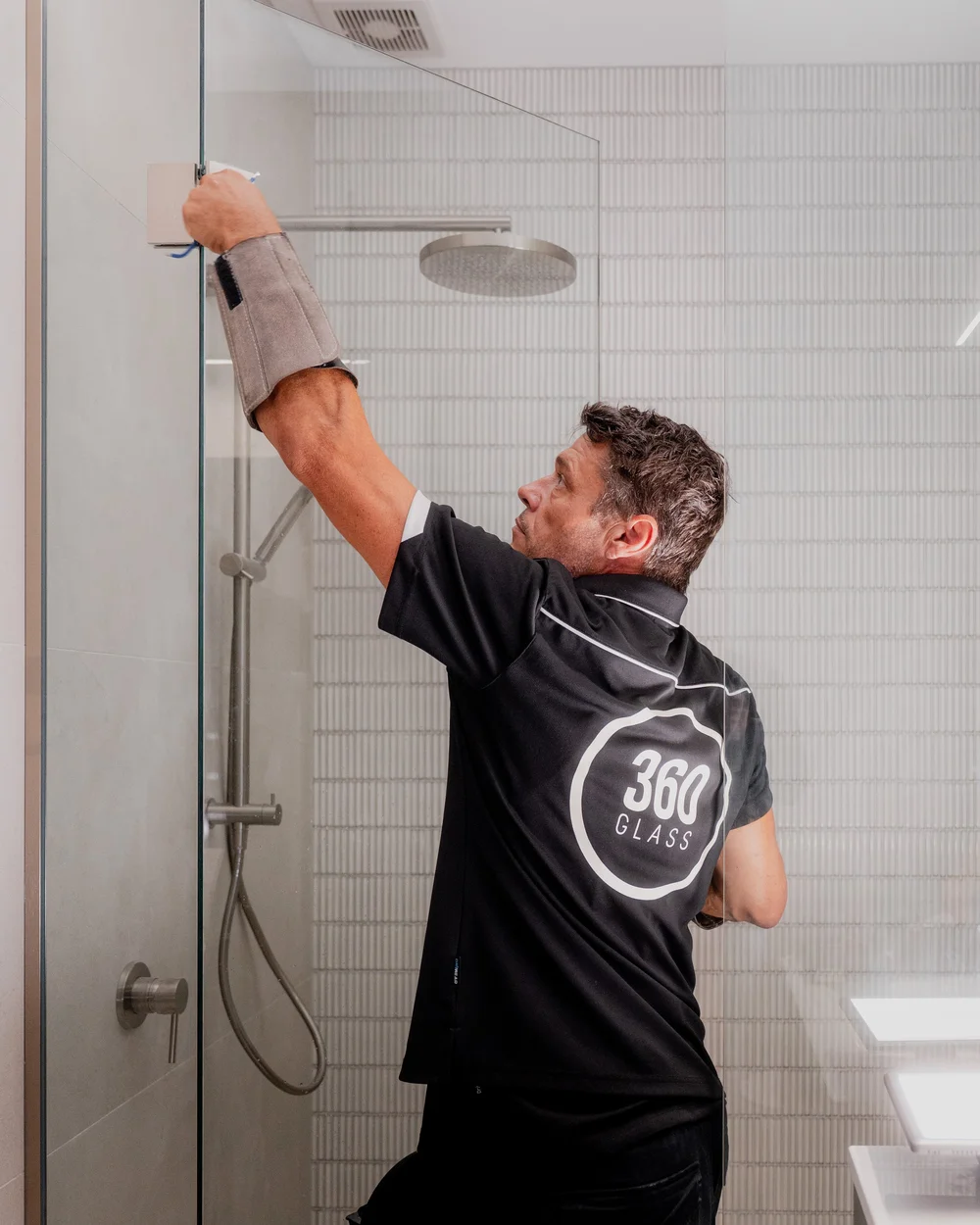 Frameless glass shower