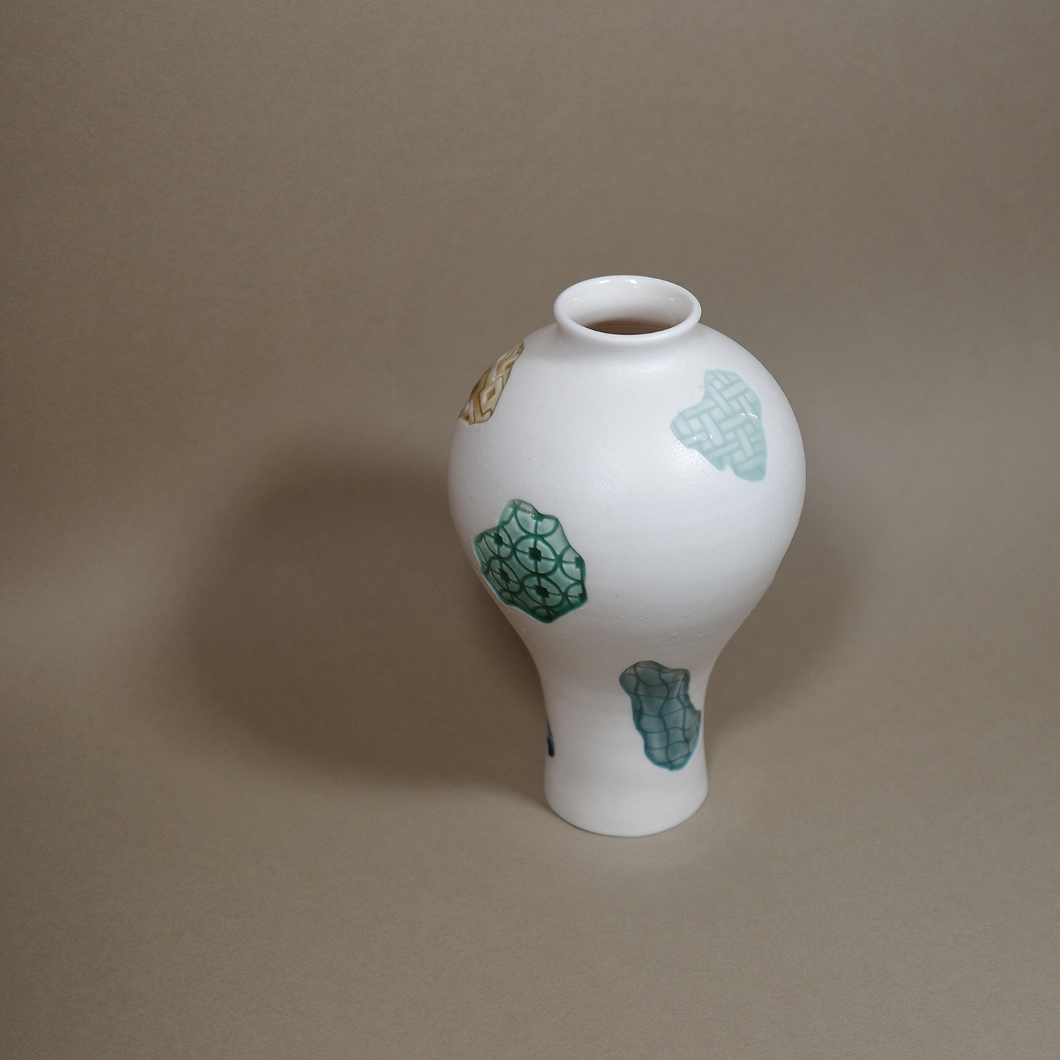 Window Paper-cut Pattern Prunus Vase