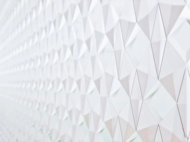 白い立体的な幾何学模様の壁面