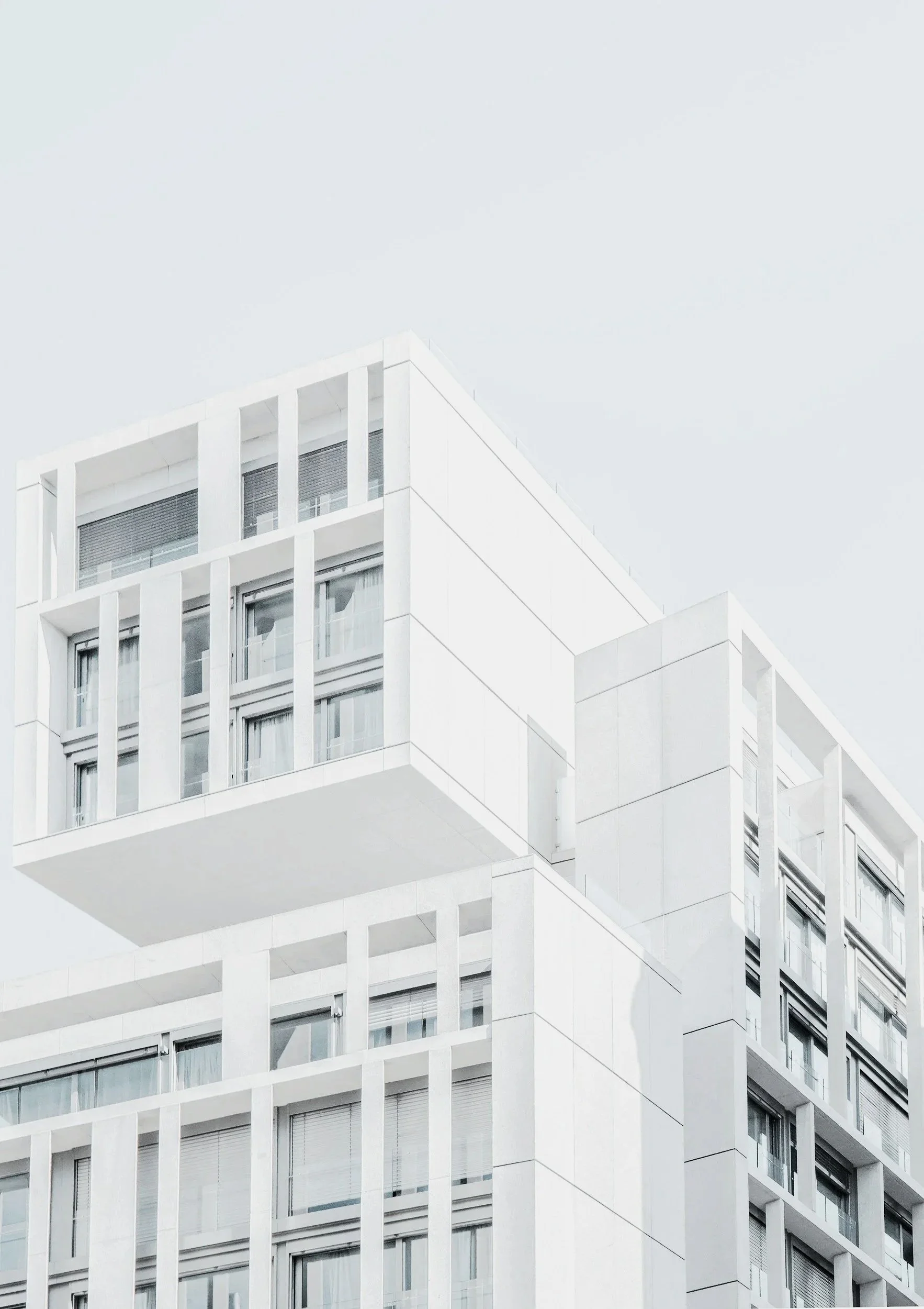 白い建物の近景、モダンなデザインの高層マンションの正面