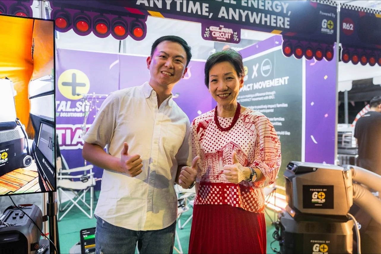 GoRentalSG's MD Colin Peh photo taking with Minister Grace