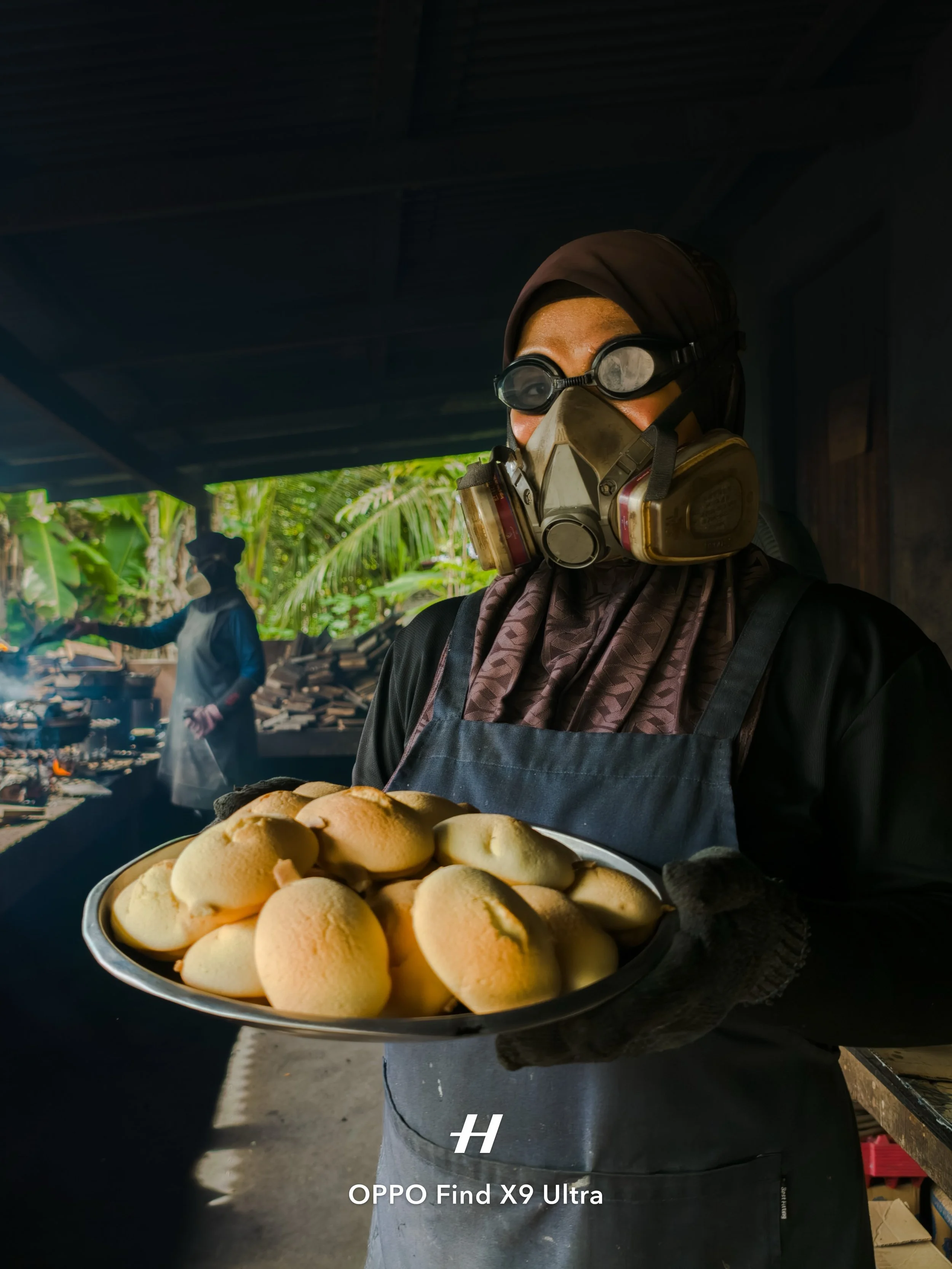 They&rsquo;re the final few holding up Terengganu&rsquo;s oldest traditions - Dapur Kayu (woodfire kitchen) and boat building. 

Terengganu people are so grounded, welcoming and generous. Everyone offered to belanja after the shoot 😭🥹

It&rsquo;s n