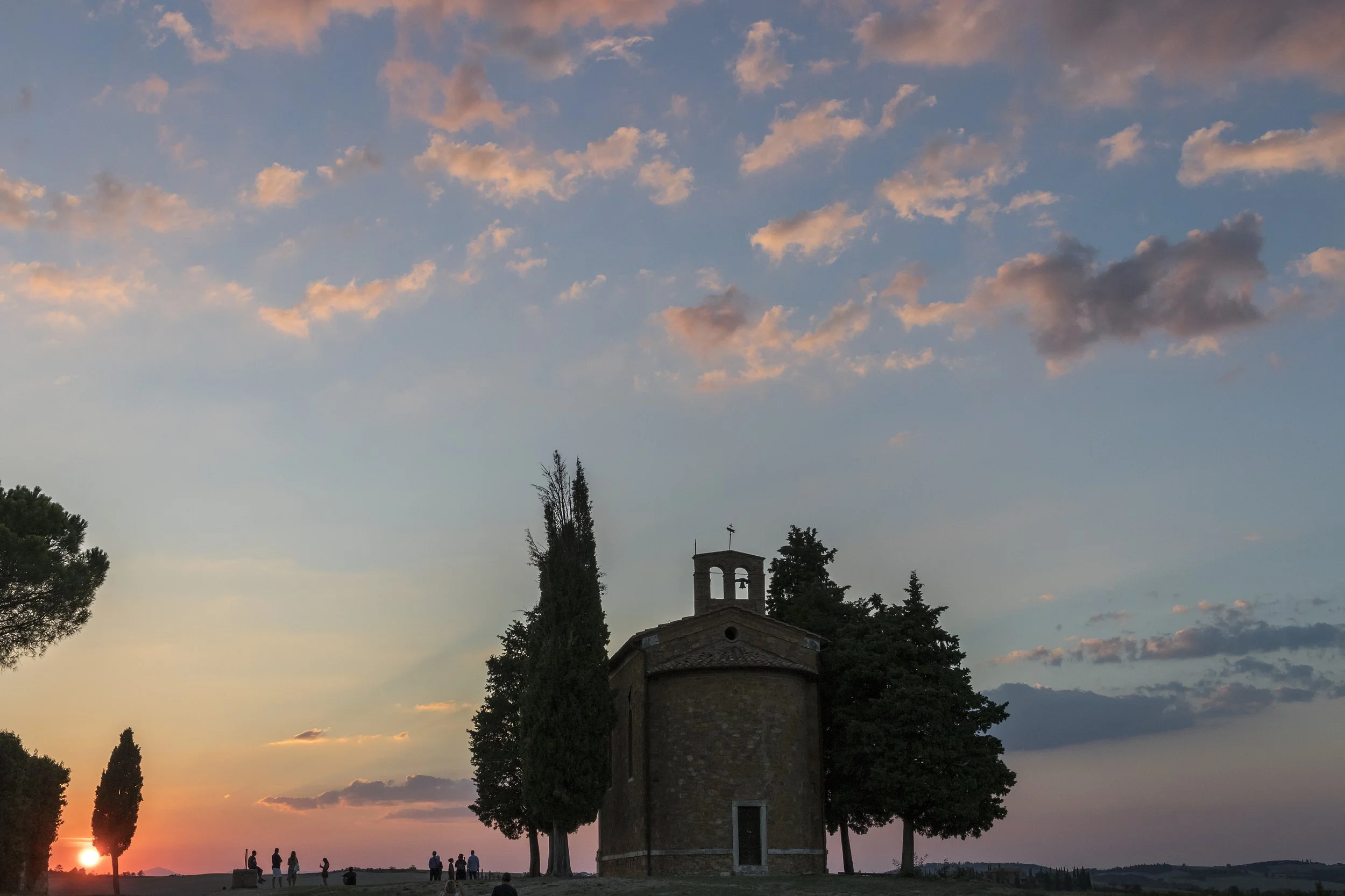 fotografia di paesaggio toscano al tramonto, cappella di vitaleta